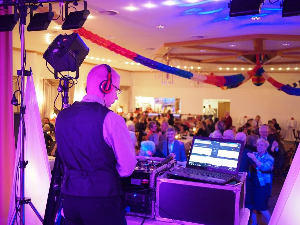 DJ Andreas Joseph auf einer Silvester-Party in Holzminden. Bild zeigt den Blick auf die tanzenden Gäste.